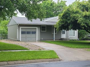 3911 SW Cambridge Ter, Topeka, KS 66610