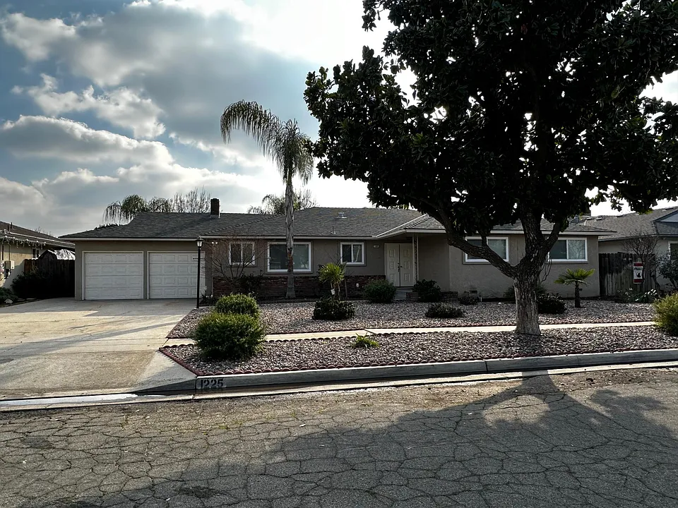 1225 E Vartikian Ave