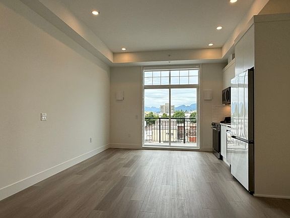 4th image of 22348 North Ave #514