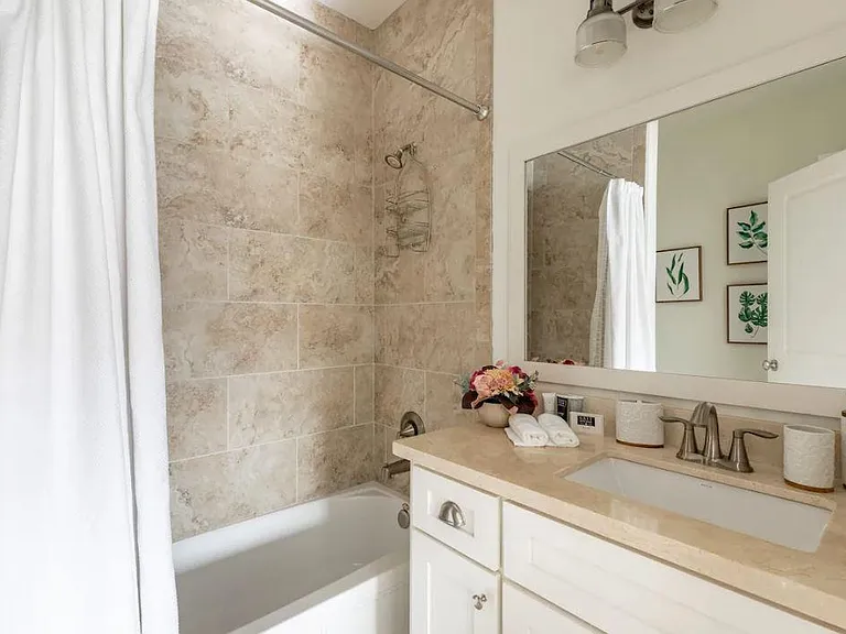 2525 Calumet St — Photo 13