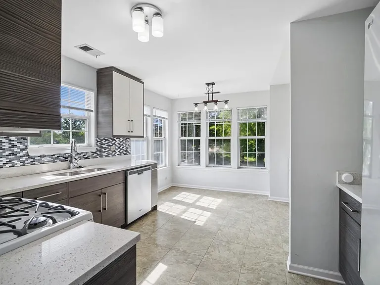 112 White Branch Ct — Photo 2