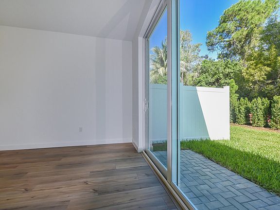 5th image of 4611 Hollister Ave