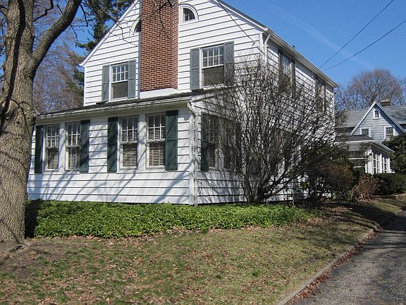 Sun porch is on right side