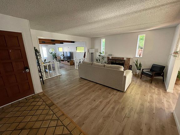 2nd image of 4999 Castlewood Ct