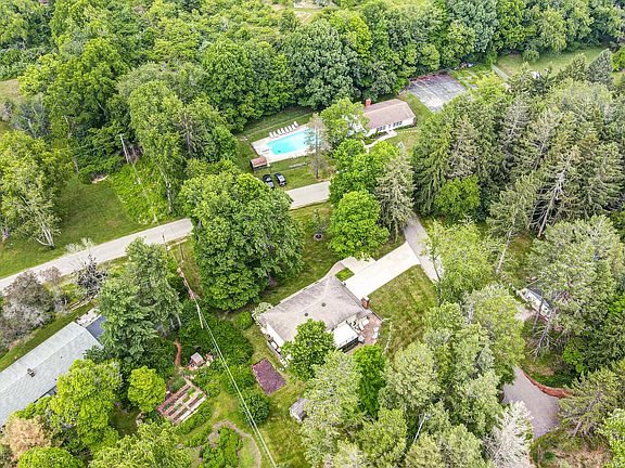 4th image of 122 Spruce Dr