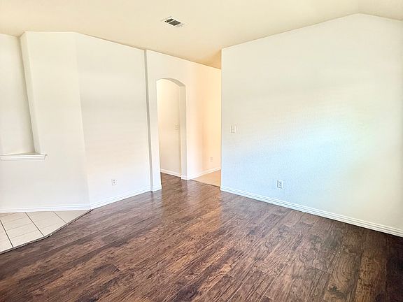 5th image of 706 Creekview Dr