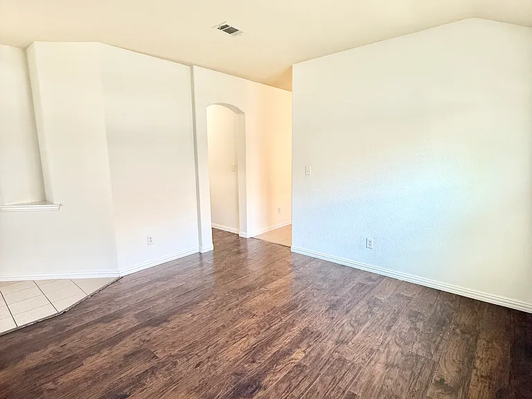 706 Creekview Dr — Photo 5