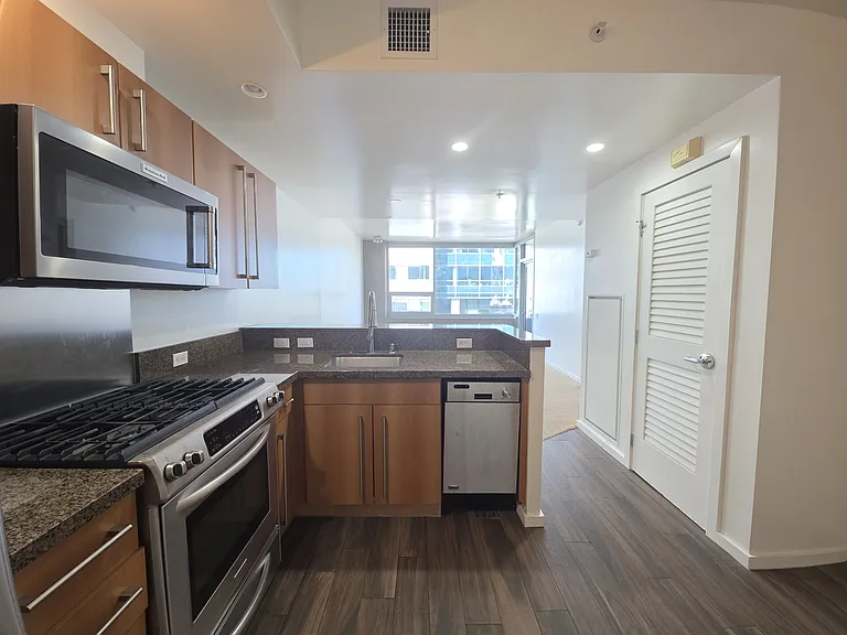 321 10th Ave #804 — Photo 12