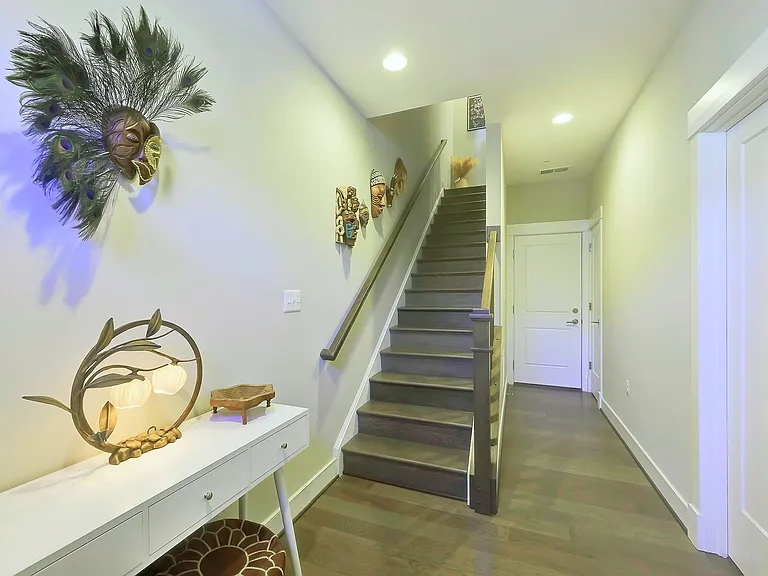 719 Parkside Pl NE — Photo 3
