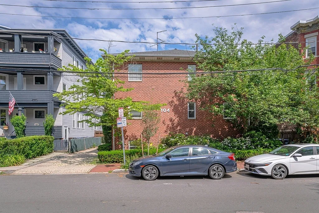 2 bed, 1.0 bath, 720 sqft, $3,300 — Photo 2