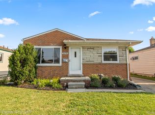 22725 Lake Dr, Saint Clair Shores, MI 48082