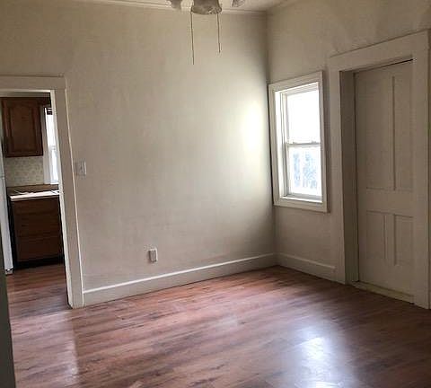 3rd image of 208 Oak St