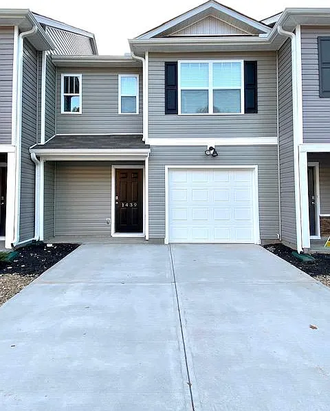 3 bed, 2.5 bath, 1400 sqft, $1,650 — Photo 3