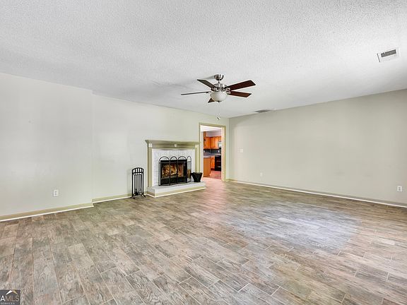 3rd image of 715 Concord Rd