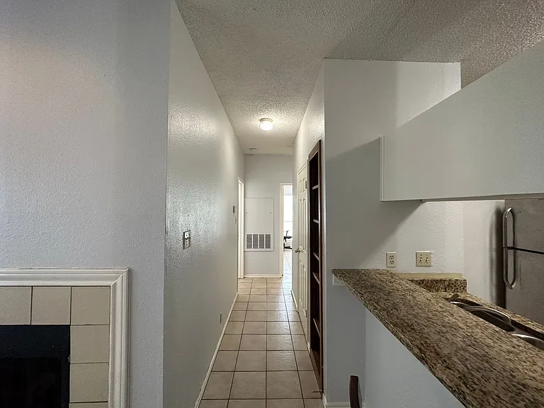 914 W 26th St #105 — Photo 9