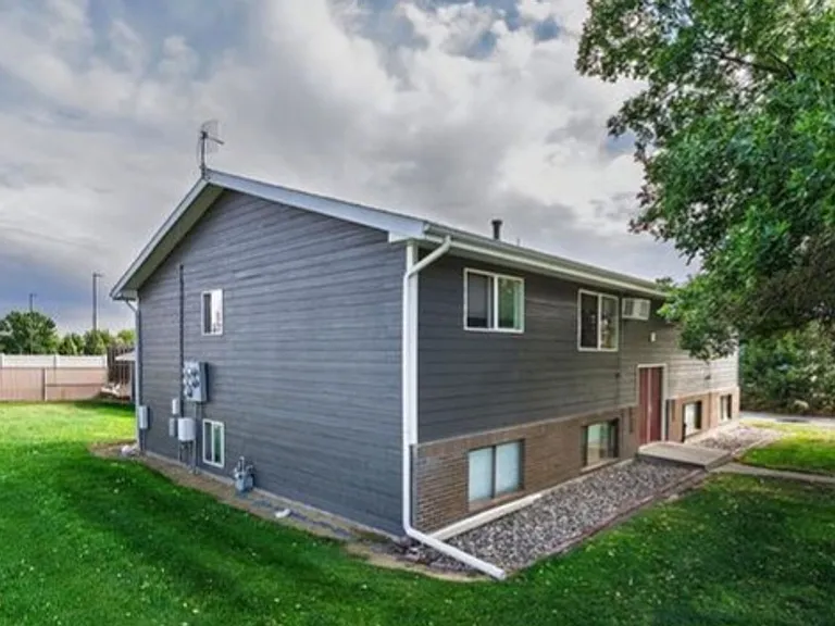 1621 Kelby Dr — Photo 3