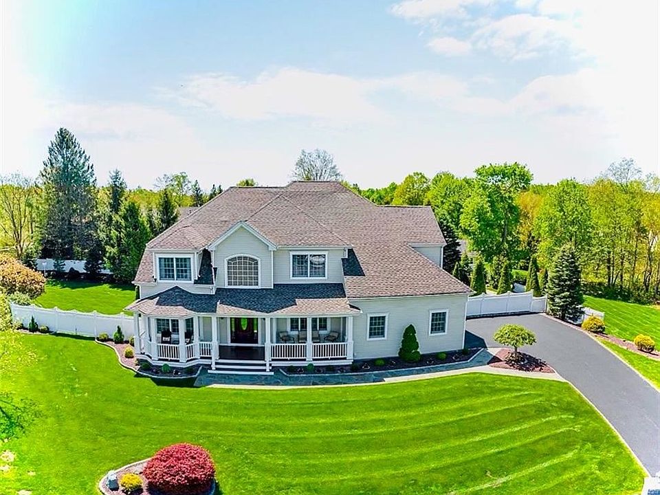 1st image of 10 Bassett Ct