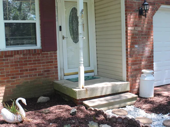 8165 N Maple Dr, Mooresville, IN 46158