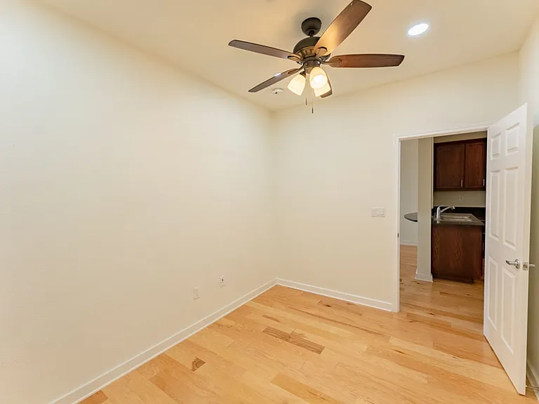 910 W 25th St #504 — Photo 11