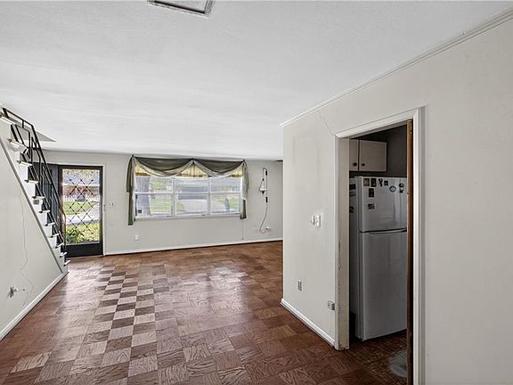 5th image of 2744 Somerset Dr