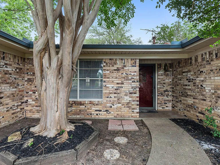105 Wisteria Ct — Photo 2