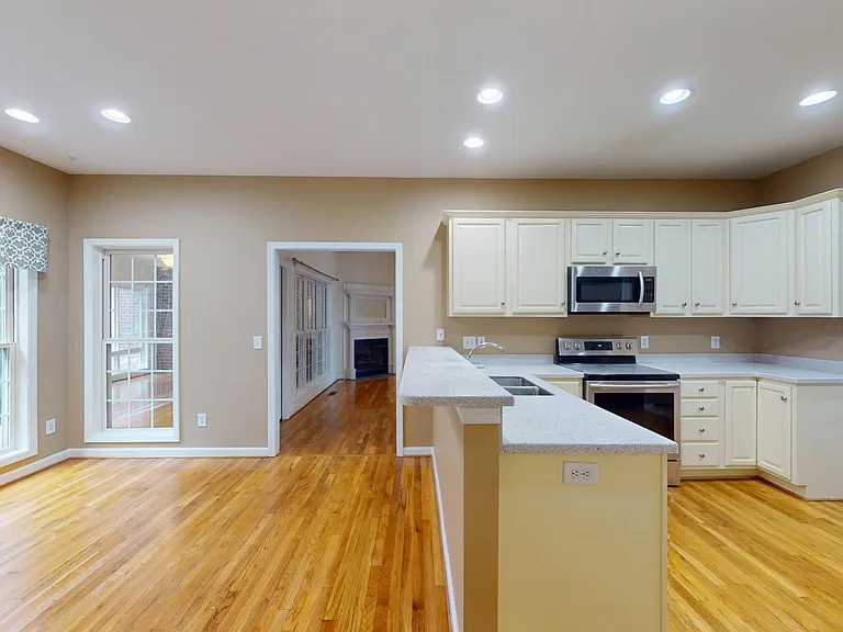 1140 Greenbriar Dr — Photo 13