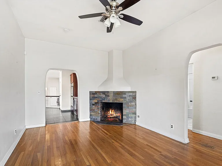 2727 E 6th St — Photo 3