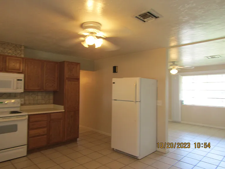 910 S Una Ave — Photo 10