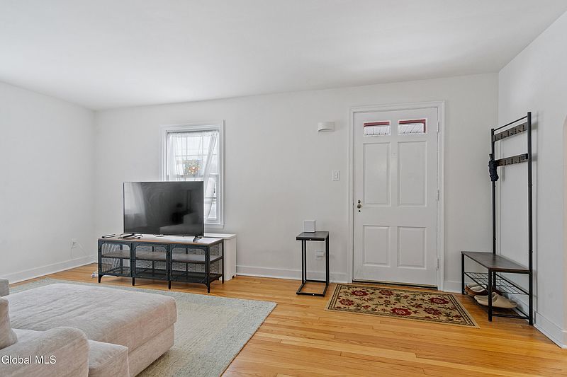 5th image of 2011 Robinwood Avenue