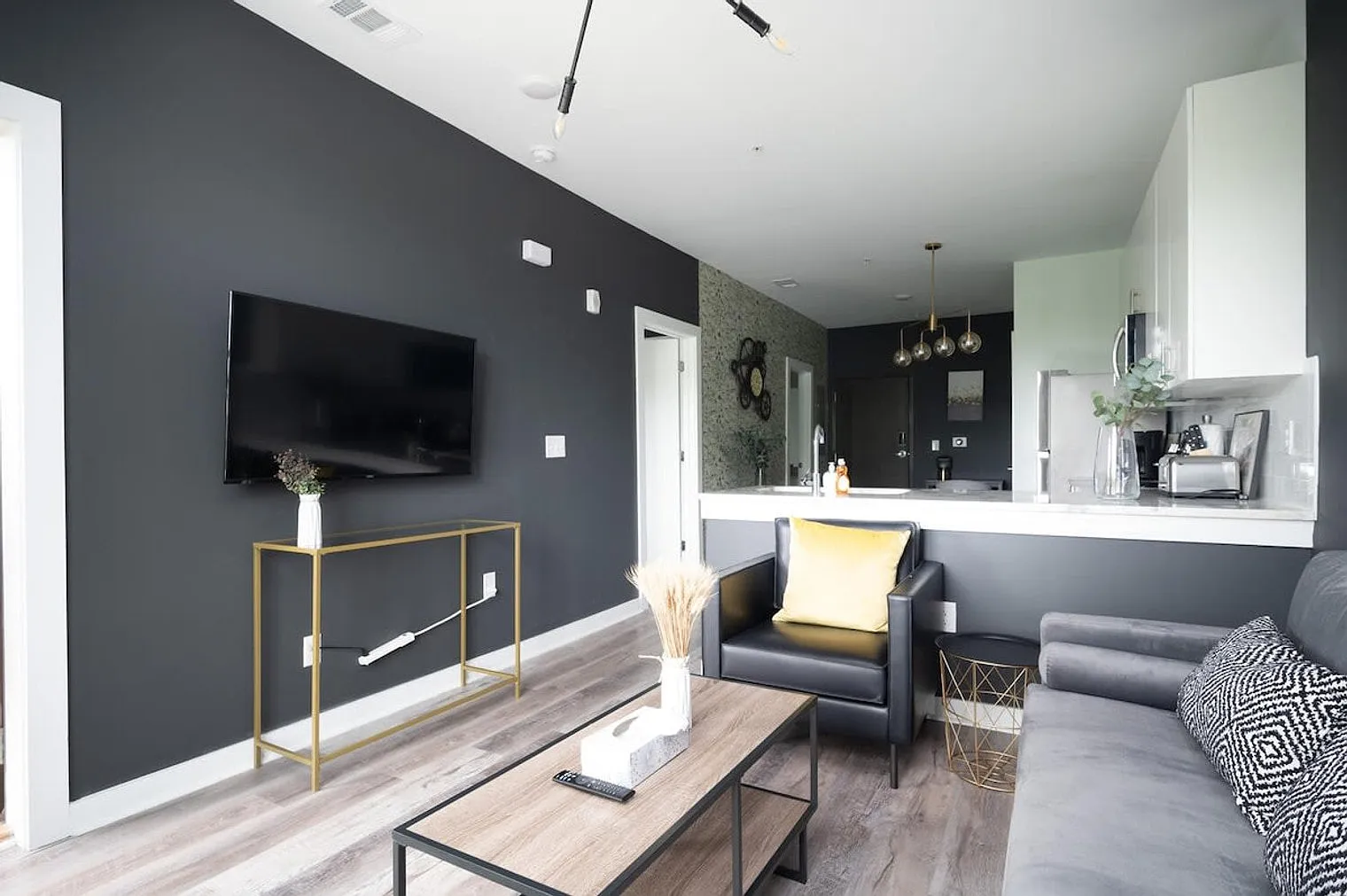 1 bed, 1.0 bath, 656 sqft, $3,867 — Photo 3