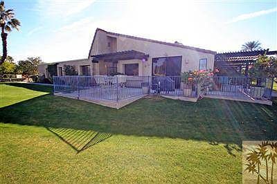 Gated side yard - great for doggies