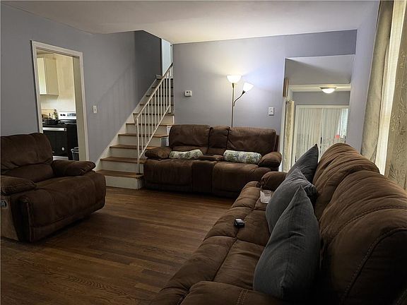 4th image of 3084 Trafalgar Way