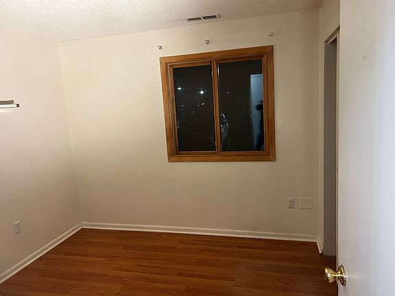 4th image of 713 Ravens Crest Dr