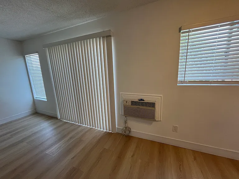 Villa Woods Apartments — Photo 15