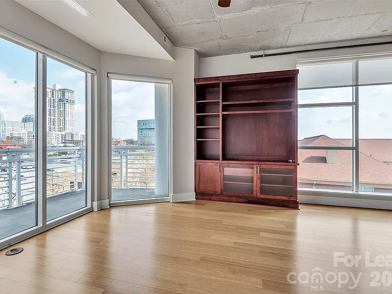 505 E 6th St #504 — Photo 4