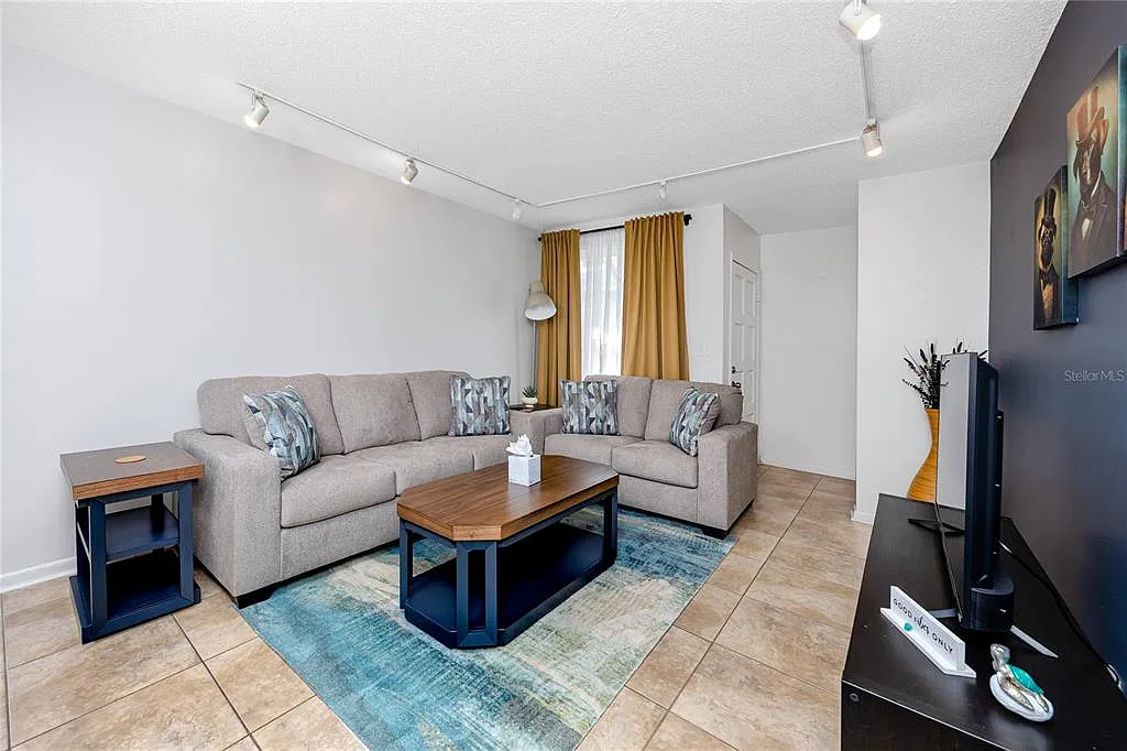 2 bed, 1.5 bath, 1044 sqft, $3,200 — Photo 4