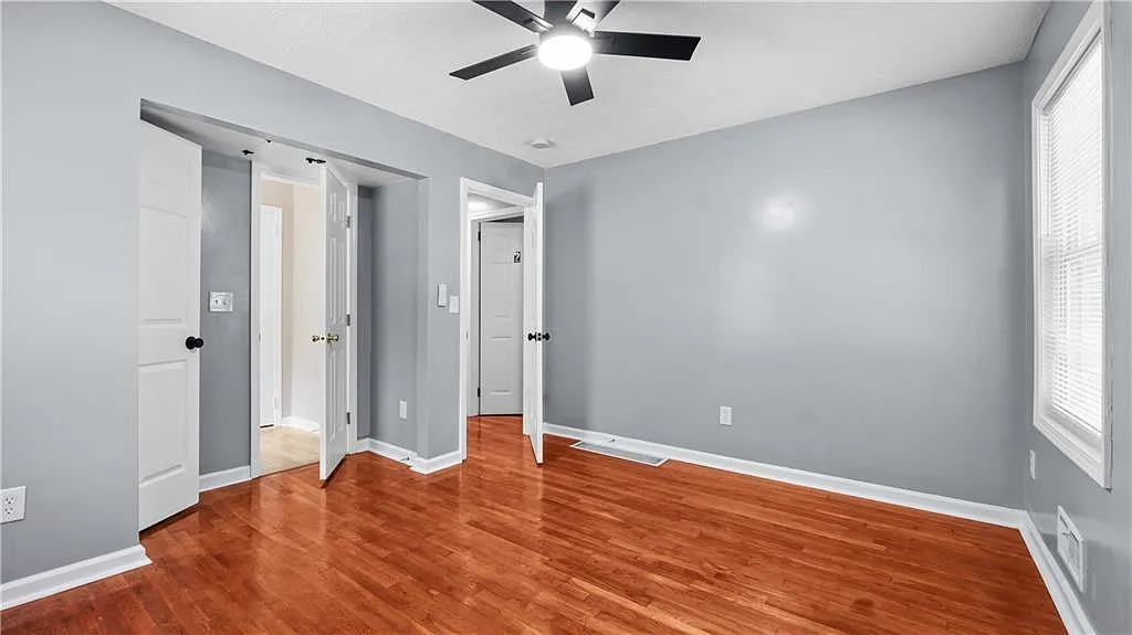 1 bed, 1.0 bath, $890 — Photo 2