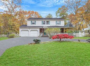 15 Kingsland Ave, Shirley, NY 11967