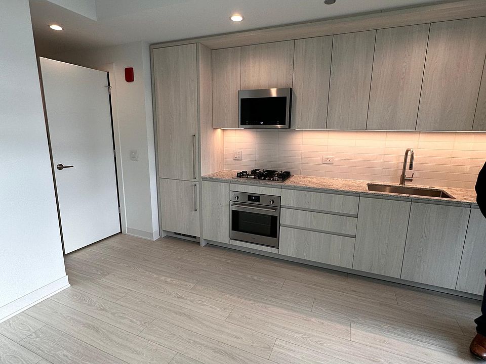 1st image of 740 W Fulton St #412