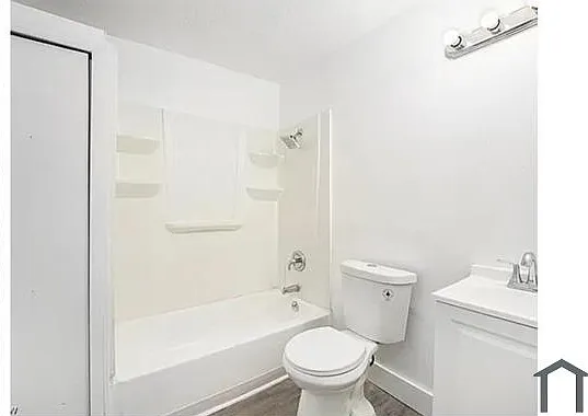 4 bed, 2424 sqft, $2,100 — Photo 3