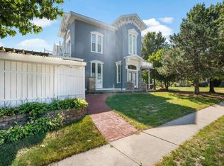 214 W 10th St, Vinton, IA 52349