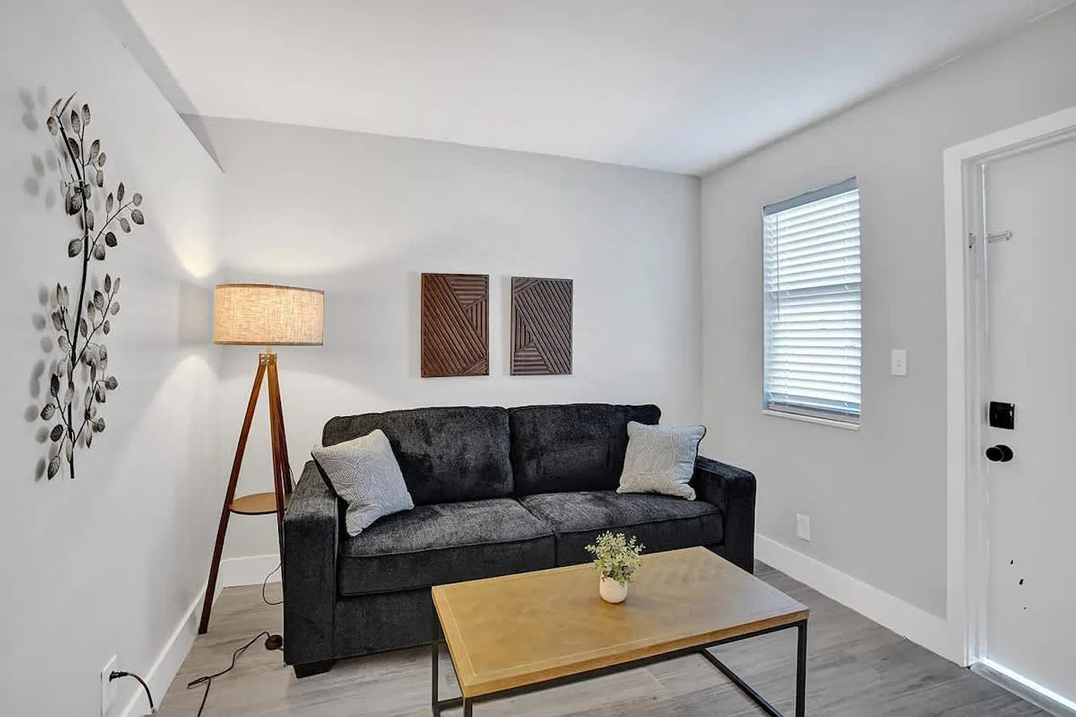 1 bed, 1.0 bath, 613 sqft, $1,732 — Photo 1