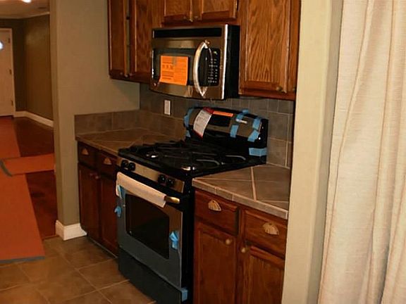 2nd image of 3983 Valentine St