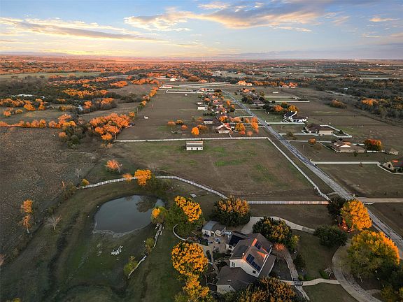 4th image of 233 Courtnees Way