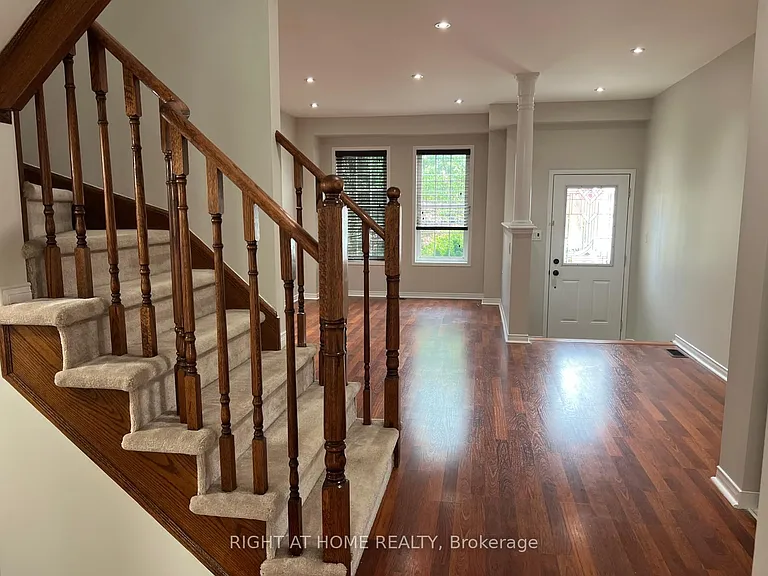 39 Golden Iris Cres — Photo 13