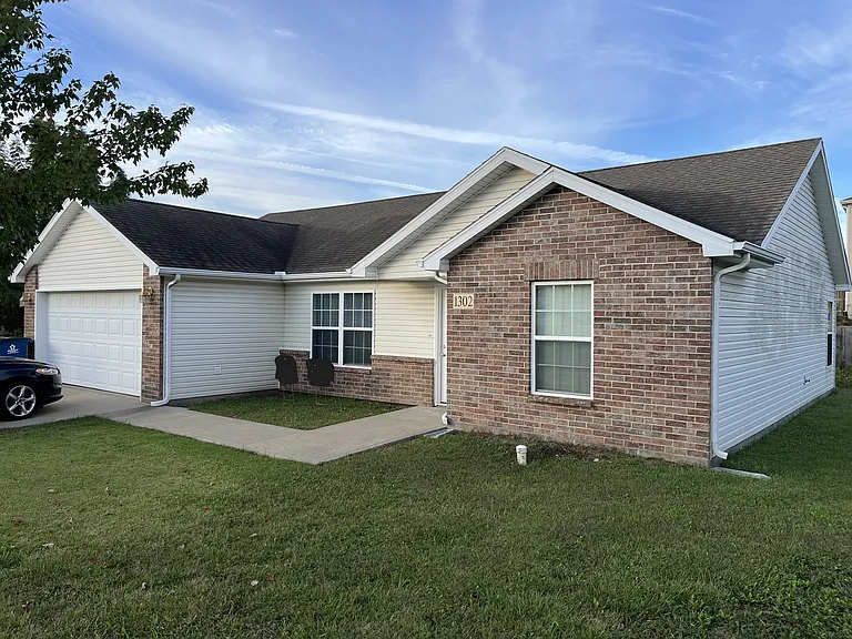 1302 Cloverleaf Ct — Photo 2