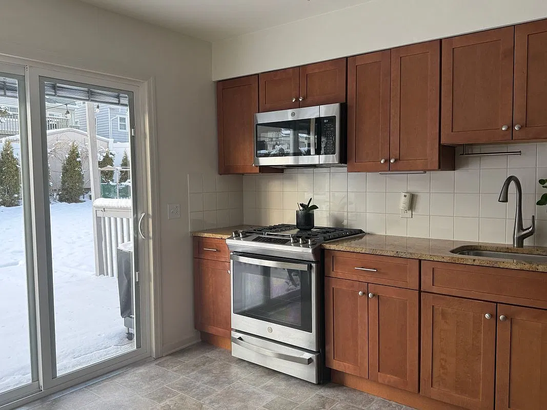 3 bed, 1.5 bath, 1300 sqft, $3,200 — Photo 4