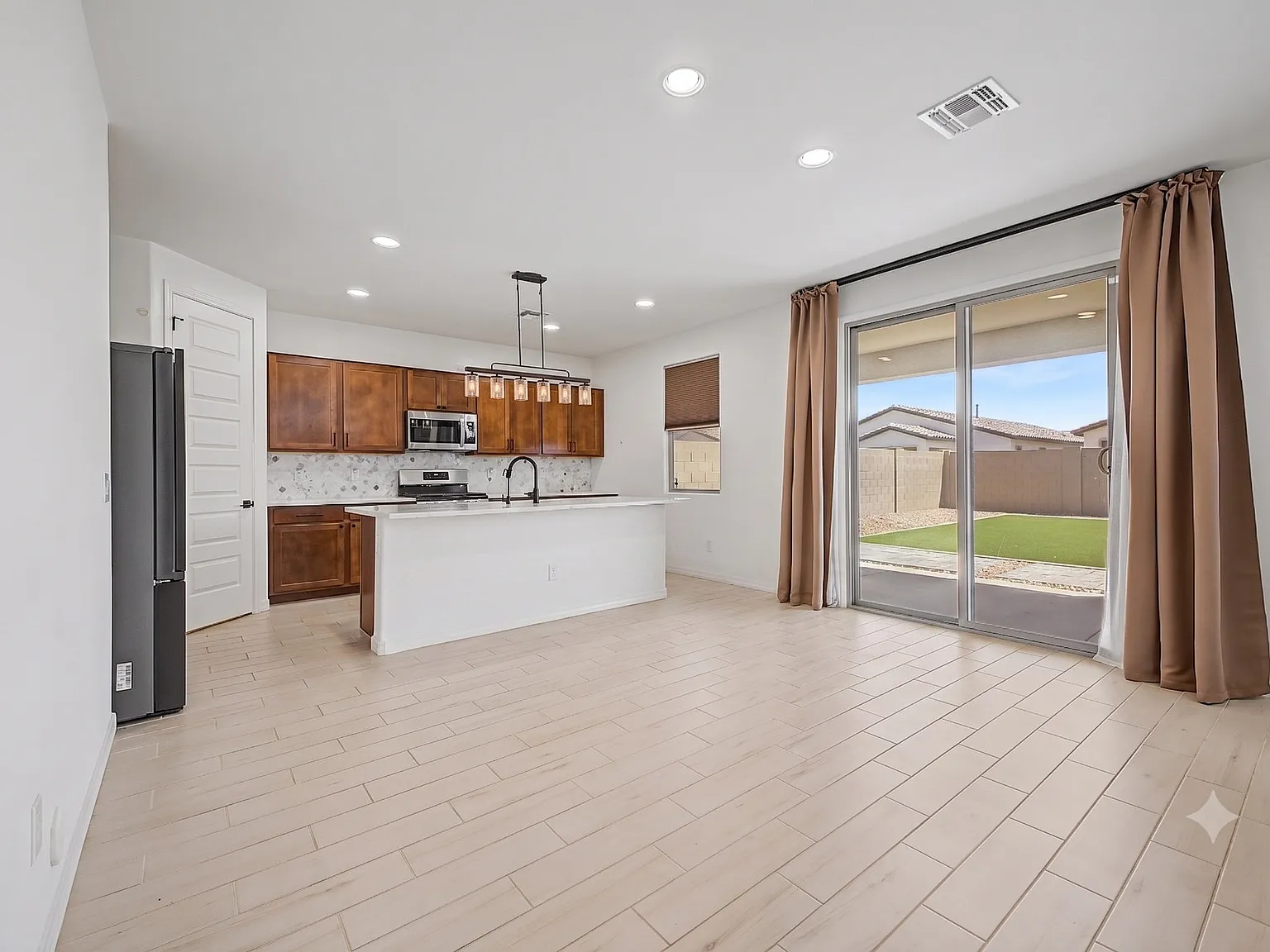 4 bed, 2300 sqft, $2,700 — Photo 2