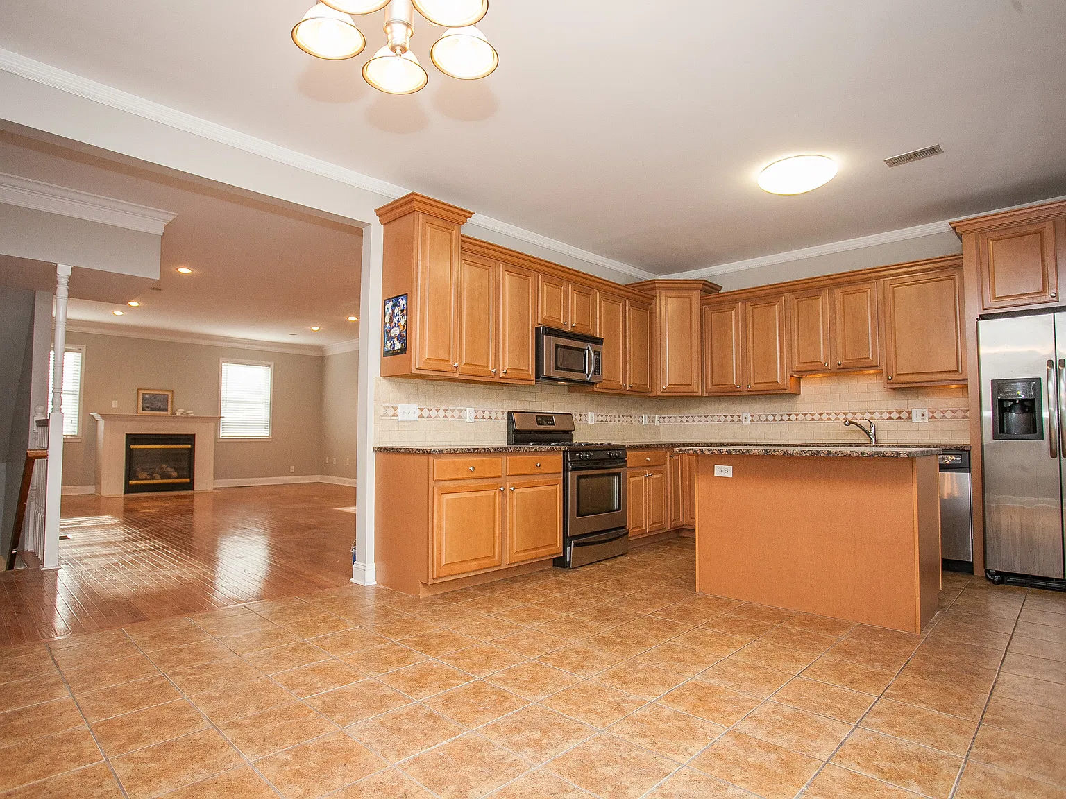 4 bed, 2.5 bath, 2200 sqft, $3,300 — Photo 3