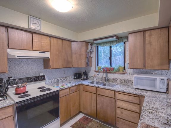 3rd image of 30 N Fairway Dr W